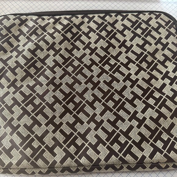 Tommy Hilfiger Zipper Tablet Case Brown - Picture 1 of 3
